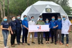 Tặng lều bạt dã chiến cho chốt kiểm soát dịch COVID-19 tại huyện Hoài nhơn, tỉnh Bình Định. (Ảnh: Nguyên Linh/TTXVN)