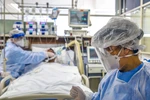 Điều trị cho bệnh nhân COVID-19. (Ảnh: AFP/TTXVN)