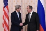 Ngoại trưởng Nga Sergei Lavrov (phải) hội đàm với Ngoại trưởng Mỹ John Kerry. (Nguồn: AFP/TTXVN)