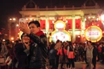 [Photo] Tấp nập dòng người đổ về trung tâm Hà Nội đón chào năm mới