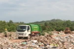 Hàng ngày có hàng chục xe chuyên dụng tập kết rác về bãi rác Hồ Bơ, với khoảng hơn 60 tấn/ngày. (Ảnh: Khiếu Tư/TTXVN)