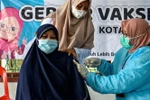 Một điểm tiêm chủng vaccine ngừa COVID-19 tại Banda Aceh, Indonesia. (Ảnh: AFP/TTXVN)