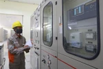 Công nhân Tổng Công ty Điện lực Miền Bắc tăng cường kiểm tra kỹ thuật trạm biến áp 110kV Vĩnh Phúc, đảm bảo cấp điện an toàn. (Ảnh: Ngọc Hà/TTXVN)