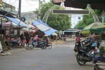 Lực lượng chức năng lập 8 chốt kiểm soát, phong tỏa, tạm dừng hoạt động chợ Đầu Mối (phường Hồng Sơn, thành phố Vinh). (Ảnh: Nguyễn Văn Nhật/TTXVN)