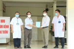 Đại diện ngành y tế Đắk Lắk trao giấy xuất việ