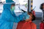 Nhân viên y tế lấy mẫu xét nghiệm SARS-CoV-2. (Ảnh: Ánh Tuyết/TTXVN)