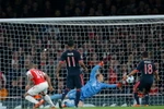 Manuel Neuer cứu thua sau pha đánh đầu của Walcott. (Nguồn: Guardian)