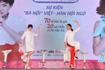 Miu Lê dạy Shim Eun Kyung tập Thái Cực Quyền.