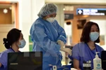 Kiểm tra thân nhiệt cho người dân Hàn Quốc tại Trung tâm Y tế Samsung ở thủ đô Seoul. (Nguồn: AFP/TTXVN)
