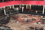 Sàn nhà hát Bataclan đầy máu và thi thể của các con tin bị giết. (Nguồn: Daily Mail)