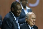 Ông Issa Hayatou điều hành FIFA thay ông Blatter. (Nguồn: Reuters)