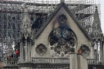Phần mái nhà thờ Đức Bà ở Paris bị hư hỏng sau vụ cháy ngày 16/4/2019. (Ảnh: AFP/TTXVN)