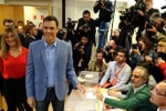 Thủ tướng sắp mãn nhiệm Pedro Sanchez (thứ 2, trái, phía trước) bỏ phiếu tại điểm bầu cử ở Madrid, Tây Ban Nha ngày 28/4/2019. (Ảnh: THX/TTXVN)