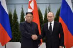 Tổng thống Nga Vladimir Putin (phải) trong cuộc gặp nhà lãnh đạo Triều Tiên Kim Jong-un tại Trường Đại học Liên bang Viễn Đông ở đảo Rusky thuộc Vladivostok ngày 25/4/2019. (Ảnh: AFP/TTXVN)
