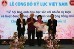 Trao bằng Kỷ lục Việt Nam 'Lễ Hội hoa anh đào đặc sắc với nhiều sự kiện và hoạt động mang giá trị nhân văn, cộng đồng nhất' cho Công ty Cổ phần Tiến bộ Quốc tế (AIC Group). (Ảnh: Nguyễn Thắng/TTXVN)