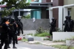 Cảnh sát chống khủng bố Indonesia đột kích một căn nhà ở Batam sau khi bắt giữ 6 nghi can khủng bố ngày 5/8. (Nguồn: EPA/TTXVN)