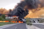 Khói bay khắp bầu trời tại hiện trường vụ trật bánh tàu ở bang Arizona, ngày 29/7. (Nguồn: AP)