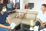 Người chiến sỹ công binh Trần Văn Phú trao đổi với phóng viên TTXVN. (Ảnh: Sỹ Tuyên/TTXVN)