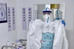 Nhân viên y tế trong trang phục bảo hộ tại bệnh viện ở Bắc Kinh, Trung Quốc, ngày 30/3. (Ảnh: THX/TTXVN)