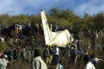 Hiện trường một vụ rơi máy bay quân sự Y-12. (Ảnh: AFP/TTXVN)