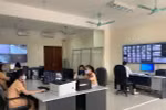 Cán bộ Phòng CSGT đường bộ, đường sắt (Công an tỉnh), theo dõi phương tiện vi phạm qua hệ thống camera giao thông. (Nguồn: quangninh.gov.vn)