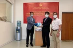 Tổng Lãnh sự Việt Nam tại thành phố Ekaterinburg Ngô Phương Nghị (giữa) trao tặng khẩu trang cho Hội người Việt Nam tỉnh Sverdlovsk. (Ảnh: TTXVN phát)