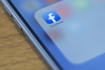 Biểu tượng Facebook trên màn hình điện thoại di động. (Ảnh: AFP/TTXVN)