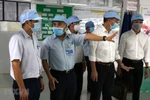 Đoàn công tác của Bộ Y tế làm việc tại Công ty TNHH Điện tử Foster Đà Nẵng (Khu công nghiệp Hòa Cầm). (Ảnh: Quốc Dũng/TTXVN)