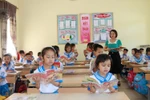 Chương trình mới tạo thuận lợi cho giáo viên và phụ huynh hỗ trợ học sinh tự học. (Ảnh: Bích Huệ/TTXVN)