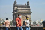 Khách du lịch đeo khẩu trang ở Mumbai. (Nguồn: telanganatoday.com)