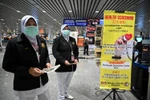Nhân viên y tế Malaysia được triển khai tại sân bay quốc tế Kuala Lumpur ở Sepang nhằm tăng cường biện pháp ngăn chặn sự lây lan của virus corona mới. (Ảnh: AFP/TTXVN)
