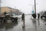 Lực lượng an ninh Afghanistan điều tra tại hiện trường một vụ tấn công ở Kabul. (Ảnh: THX/TTXVN)