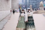 Khách du lịch đeo khẩu trang để phòng tránh lây nhiễm COVID-19 tại Seoul, Hàn Quốc, ngày 21/2. (Ảnh: THX/TTXVN)
