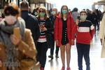 Người dân đeo khẩu trang để phòng tránh lây nhiễm COVID-19 tại Milan, Italy, ngày 24/2 vừa qua. (Ảnh: THX/TTXVN)