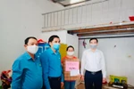 Tổ chức Công đoàn Hà Nội tặng quà cho công nhân lao động gặp khó khăn do ảnh hưởng của dịch COVID-19. (Ảnh: Minh Nghĩa/TTXVN)