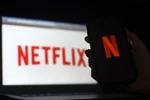 Biểu tượng Netflix trên màn hình máy tính và điện thoại di động ở Arlington, Virginia, Mỹ. (Ảnh: AFP/TTXVN)