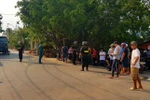 Công an phong tỏa, truy bắt đối tượng Tuấn trên địa bàn huyện Củ Chi. (Ảnh: Thành Chung/TTXVN)