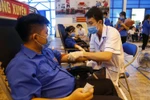 Đông đảo công đoàn viên, thanh niên tham gia hiến máu. (Ảnh: Nam Sương/TTXVN)