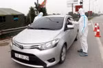 Kiểm tra thân nhiệt các trường hợp. (Ảnh: Văn Đạt/TTXVN)