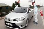Kiểm tra thân nhiệt các trường hợp. (Ảnh: Văn Đạt/TTXVN)