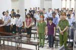 Các bị cáo trong phiên xét xử ngày 2/10. (Ảnh: Doãn Tấn/TTXVN)