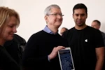 Giám đốc điều hành Apple Tim Cook (giữa) giới thiệu sản phẩm iPad Pro mới. (Nguồn: AFP/TTXVN)