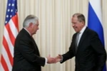 Ngoại trưởng Nga Sergei Lavrov (phải) và Ngoại trưởng Mỹ Rex Tillerson (trái) tại cuộc gặp ở Moskva. (Nguồn: EPA/TTXVN) 
