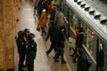 Cảnh sát gác tại nhà ga tàu điện ngầm ở thủ đô Moskva sau vụ tấn công khủng bố ở St.Petersburg ngày 3/4. (Nguồn: THX/TTXVN) 