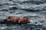 Những người di cư tới đảo Lesbos thuộc Hy Lạp sau hành trình vượt biển Aegean từ Thổ Nhĩ Kỳ ngày 30/9. (Nguồn: AFP/TTXVN) 
