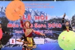 Biểu diễn ca múa nhạc dân tộc tại lễ hội. (Ảnh: Huy Thông/TTXVN) 