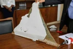 Mảnh vỡ được cho là của chiếc máy bay MH370 được chụp tại Viện hàng không dân dụng quốc gia Mozambique. (Nguồn: AFP)