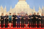 Các Bộ trưởng Tài chính ASEAN và Tổng thư ký ASEAN Lê Lương Minh (ngoài cùng, bên phải) chụp ảnh lưu niệm tại Hội nghị. (Ảnh: Phạm Kiên/TTXVN) 