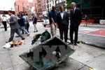 Thị trưởng thành phố New York Bill de Blasio (thứ hai, phải) và Thống đốc bang New York Andrew Cuomo (thứ ba, phải) tại hiện trường vụ nổ ở khu vực Chelsea ngày 18/9. (Nguồn: AFP/TTXVN) 