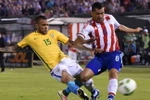 Alves (áo vàng) đã giúp Brazil giành lại 1 điểm trước Paraguay. (Nguồn: Getty Images)